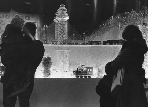 Model trains draw shoppers to a window at Famous-Barr